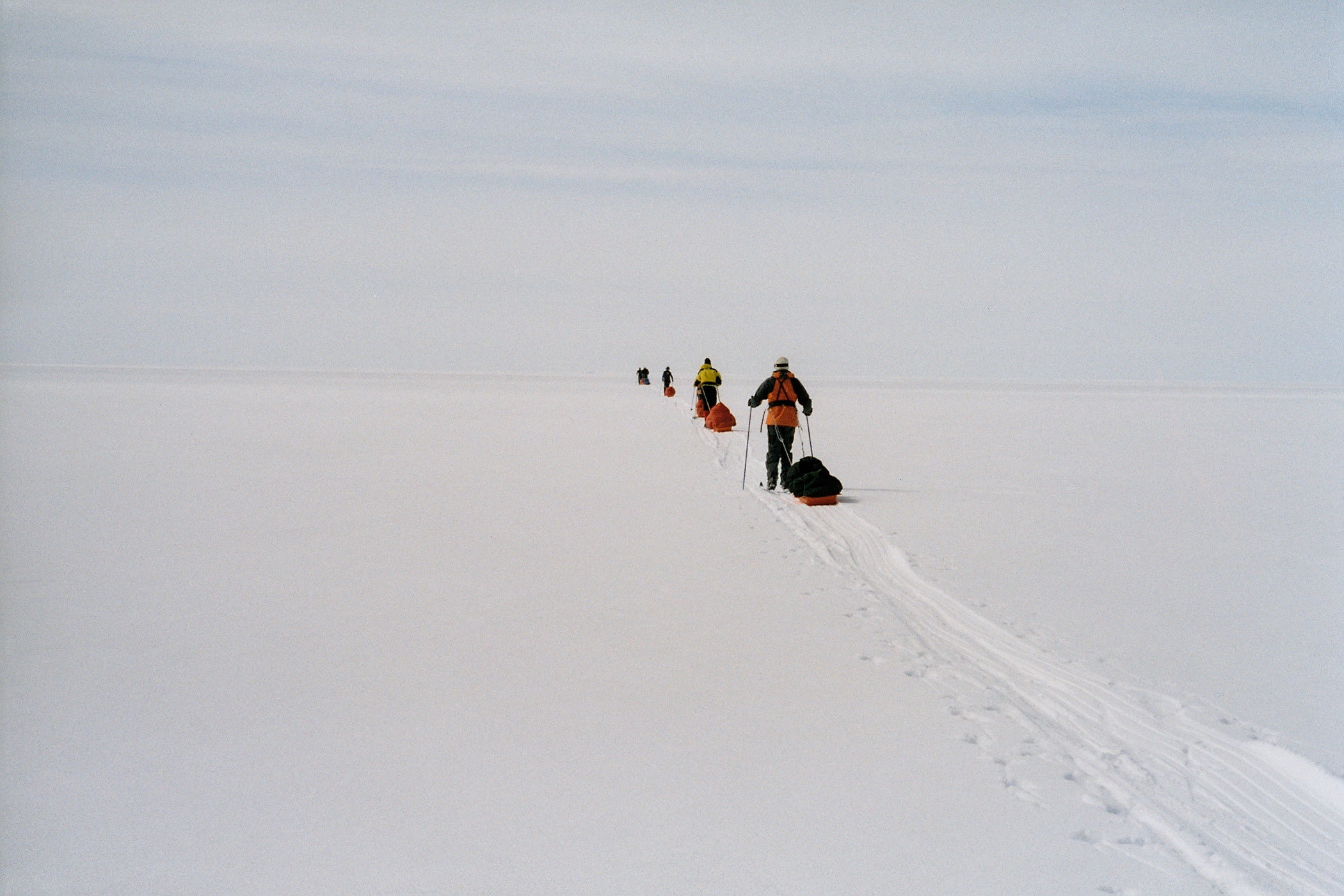 The ever-changing horizon on the Greenland polar plateau