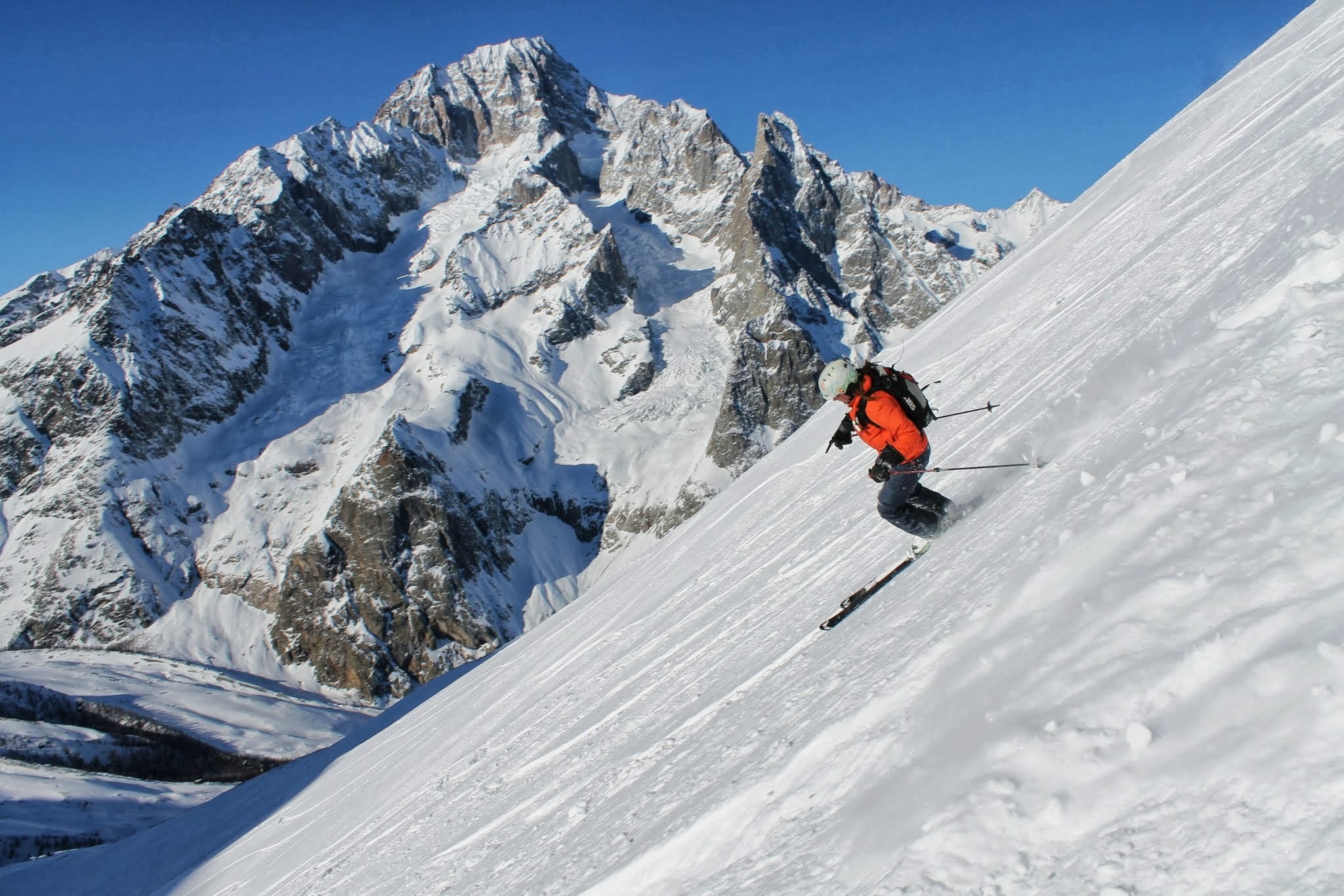 A skier enjoying the wide open slopes of Valle Blanche