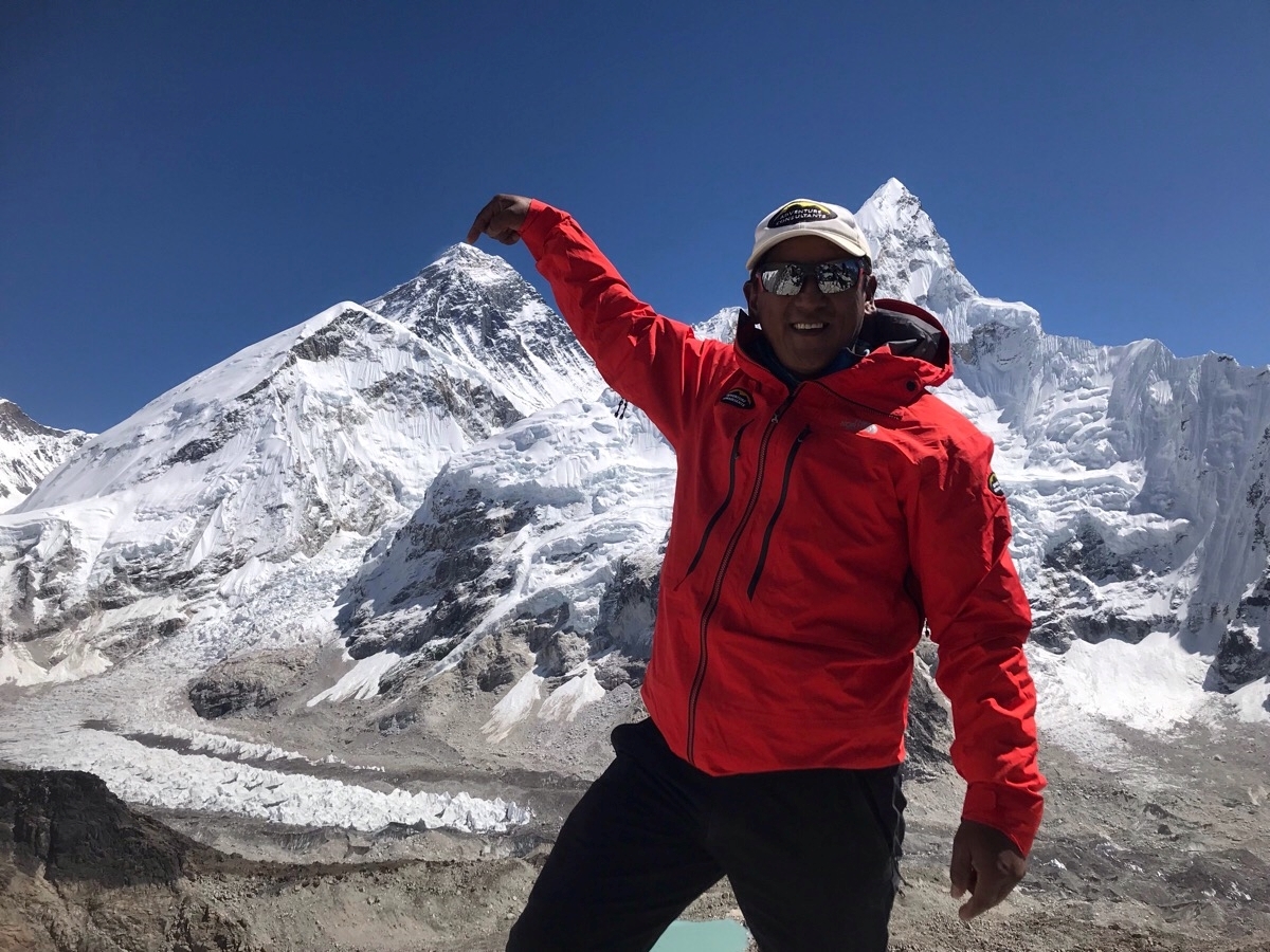 AD Pointing out the Everest summit