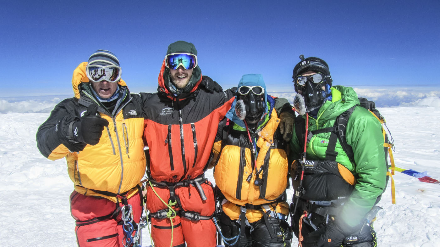 A team on the summit plateau of Cho Oyu