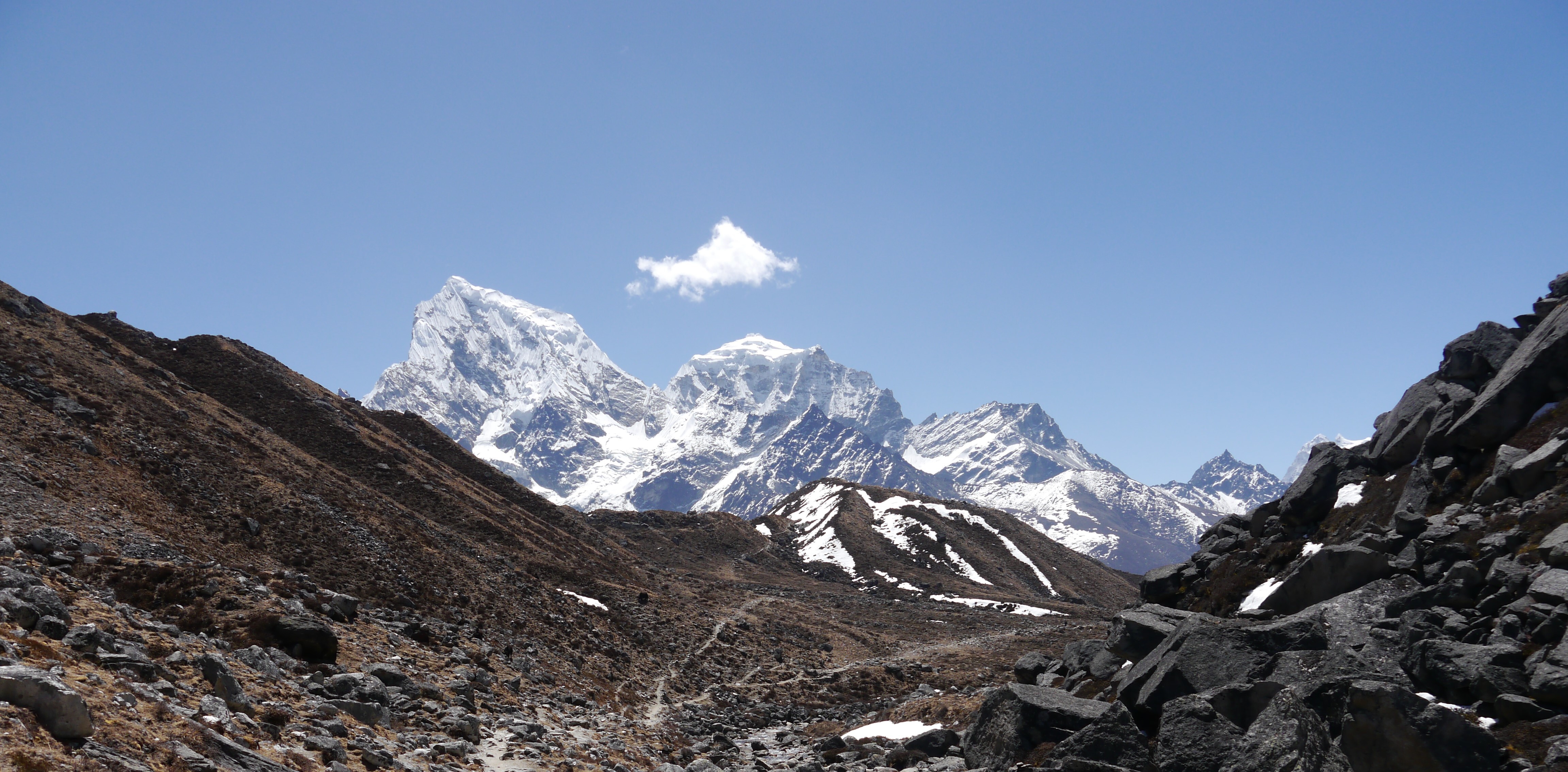 Cholatse domiates the skyline views from Gokyo region
