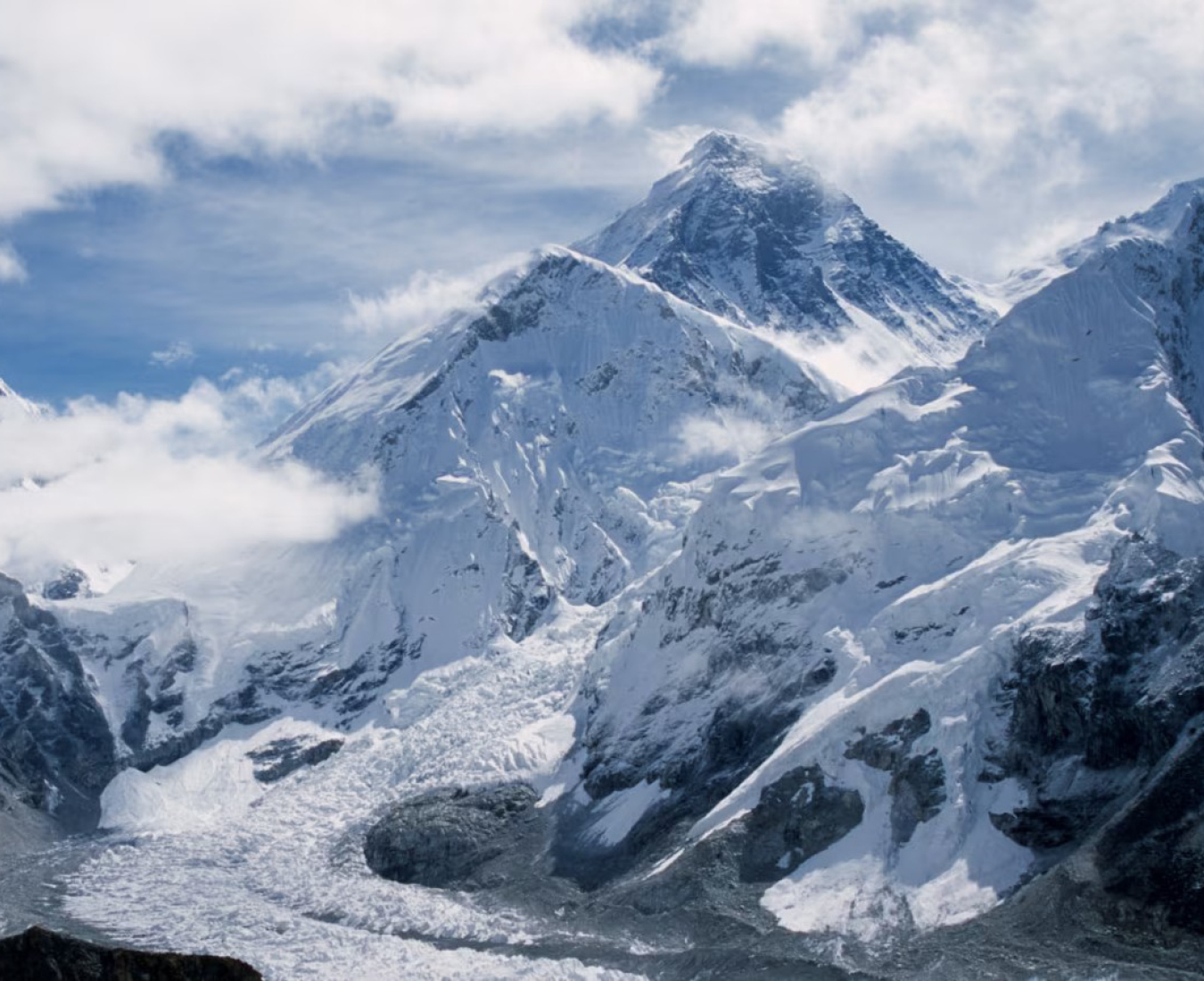 CNN headline 30 years after ‘Into Thin Air’ disaster, Everest has changed. Now the weather isn’t the only big threat, with an image of Mount Everest from the south west from Kala Patar.